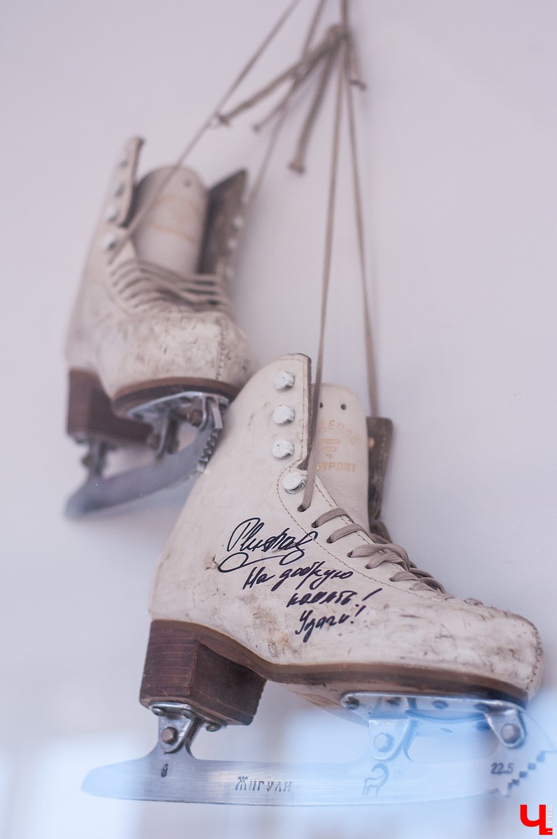 25 августа в городе открылся новый ледовый комплекс “Владимир”. На его открытие приехали известный советский хоккеист Александр Якушев и не менее известный художник Никас Сафронов