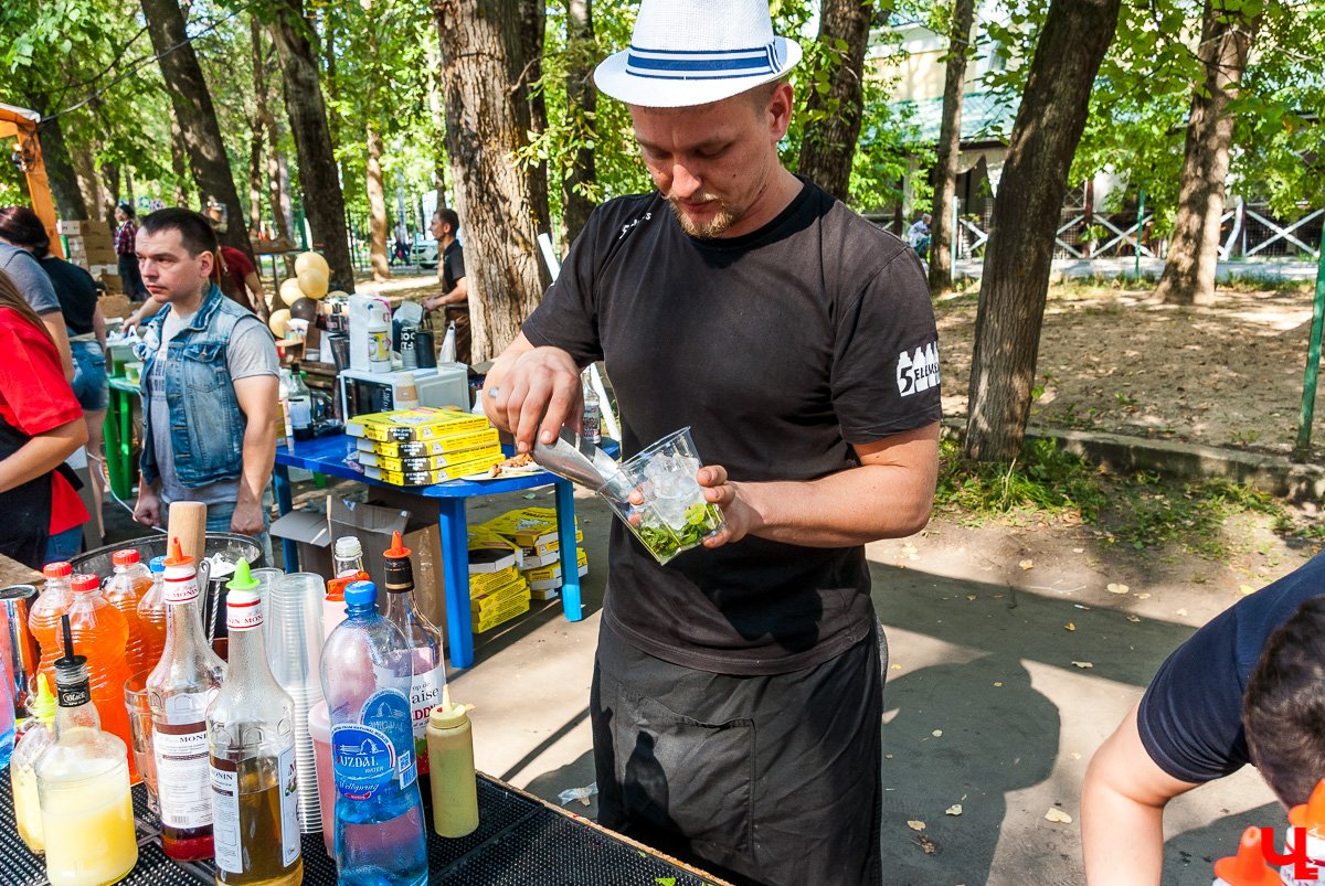 26 августа в Коврове прошёл гастрономический фестиваль «СамБыЕл». В нем приняло участие 7 ресторанов, удивлявших гостей оригинальными блюдами