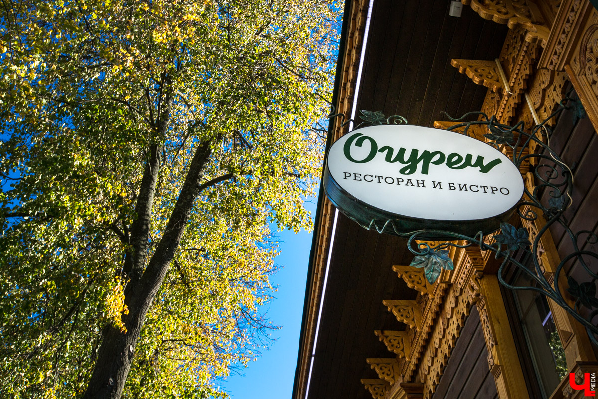 Журналист “Ключ-Медиа” отправилась на экскурсию в суздальский ресторан “Огурец” и узнала, как создавался дизайн интерьера этого заведения, какие самые необычные блюда входят в меню и где закупаются ингредиенты для них