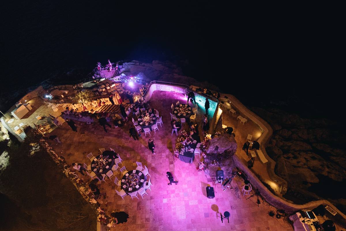 Ведущая Алена Маркелова проводит свадьбы за границей. О секретах своего успеха в свадебном бизнесе она рассказала журналисту “Ключ-Медиа”