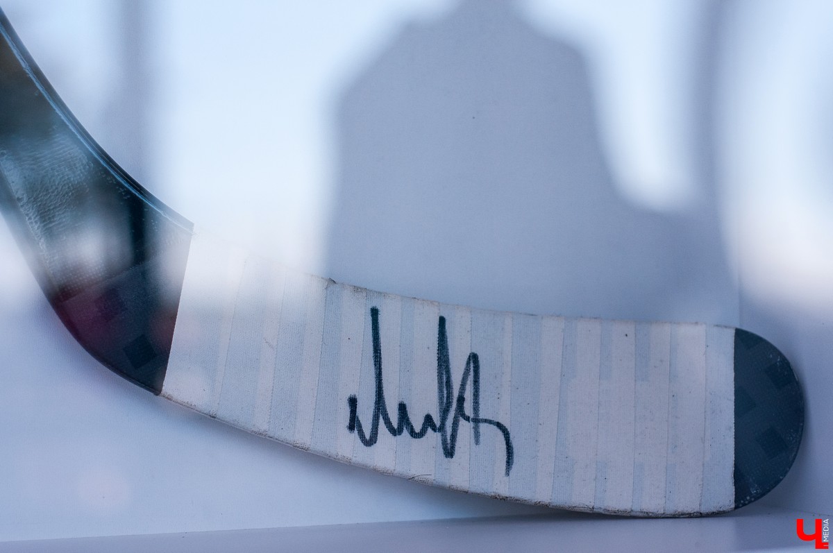 25 августа в городе открылся новый ледовый комплекс “Владимир”. На его открытие приехали известный советский хоккеист Александр Якушев и не менее известный художник Никас Сафронов