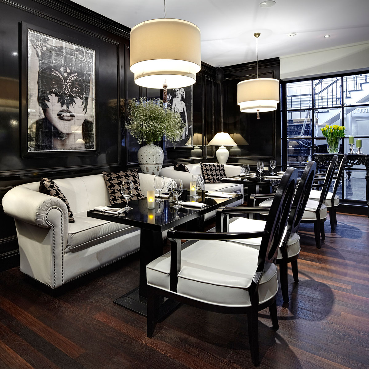 Владимирцы Наталья и Максим Рыжовы поделились с журналистом “Ключ-Медиа” своей историей любви. Максим сделал предложение любимой на 65-м этаже Москва-Сити, а со свадьбы молодожены сразу улетели на другой континент