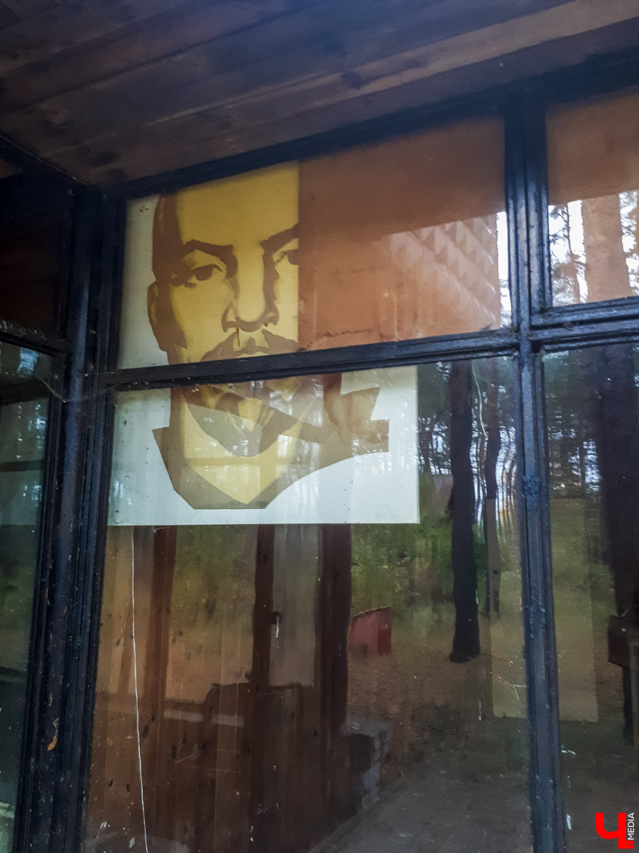 В лесу в Суздальском районе мы случайно набрели на пионерский лагерь “Юность”, который несколько лет простоял заброшенным. Мародеры до него не добрались, а потому постройки остались целыми