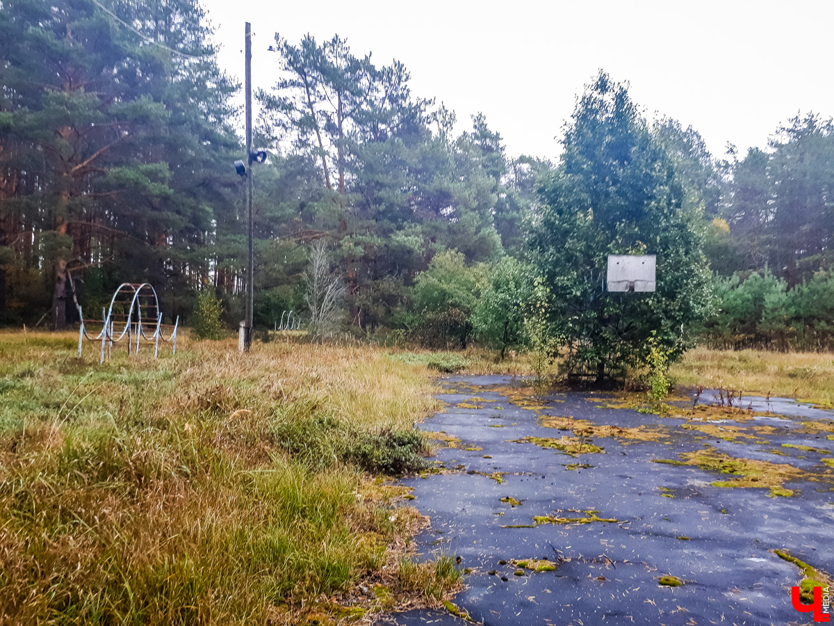 В лесу в Суздальском районе мы случайно набрели на пионерский лагерь “Юность”, который несколько лет простоял заброшенным. Мародеры до него не добрались, а потому постройки остались целыми