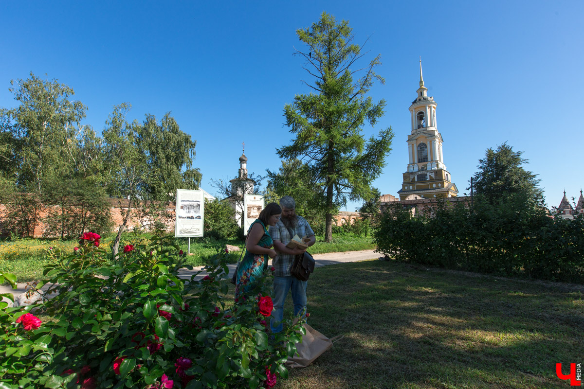 Гид Денис Лапин провел необычную экскурсию по Суздалю. Он показал журналисту Ключ-Медиа загадочные провалы, тайные подземелья и древние вещи, найденные местными жителями