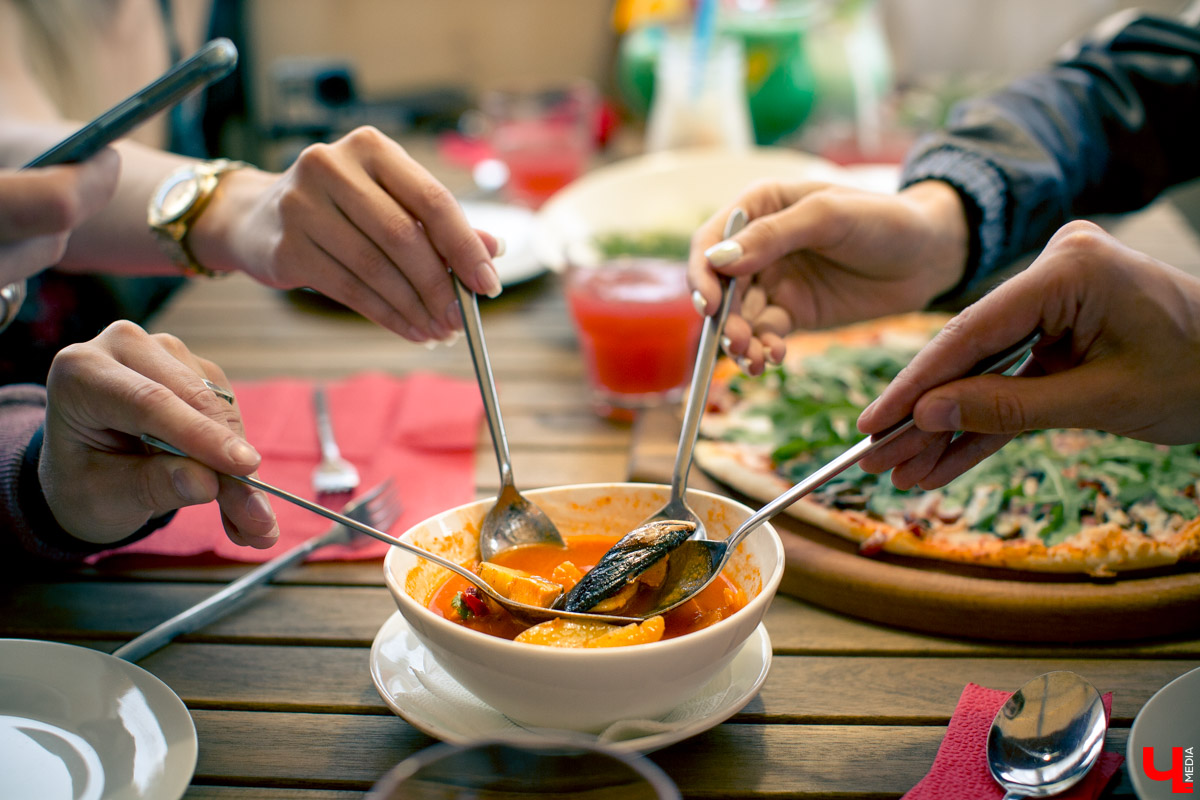 Блогеры посетили кафе Carlson Veranda и дали свою оценку кухне, персоналу и обстановке, а также насладились шикарным видом на закатное небо Владимира