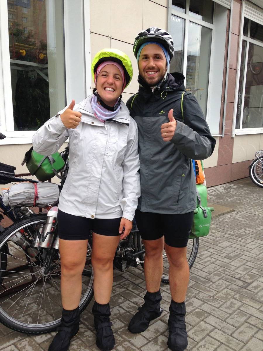 Итальянская пара Андреа Праделла и Елена Тасси отправились в кругосветное велопутешествие и проехали через город Владимир