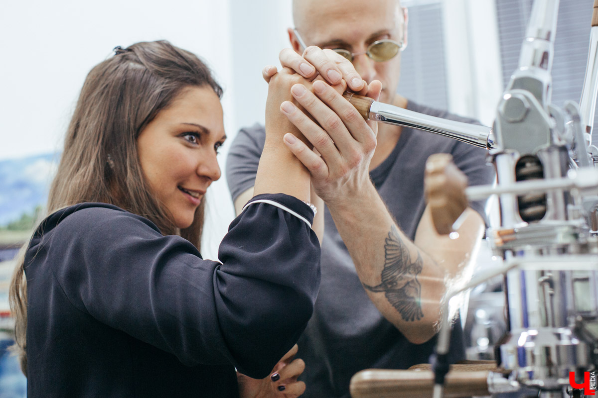 Известный владимирский бариста Дмитрий Баринов с коллегой открывают новое заведение. Новый формат предполагает дегустацию продуктов с использованием сенсорных карт. Все подробности пока держатся в тайне