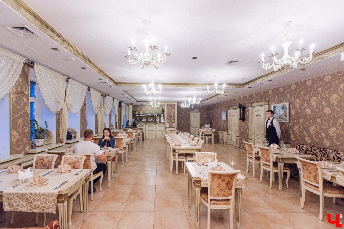 Почти два года мы жили в неведении - что там случилось с бывшим лаунж-кафе “Этаж” в Добром после визита гуру ресторанного бизнеса Константина Ивлева? И почему, получив новое название - “Сливки”, заведение с уже другой концепцией и меню так и не пошло, закрывшись в скором времени. Об этом и многом другом нам поведал экс-гендиректор кафе Аркадий Шаров, который принимал непосредственное участие в съемках программы “На ножах” во Владимире.