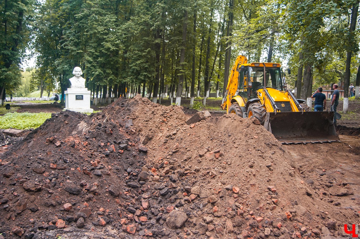 Парк на улице Никитской во Владимире попал в программу благоустройства. Сейчас там идут работы, по итогам которых в сквере появятся скамейки, цветники и детская площадка