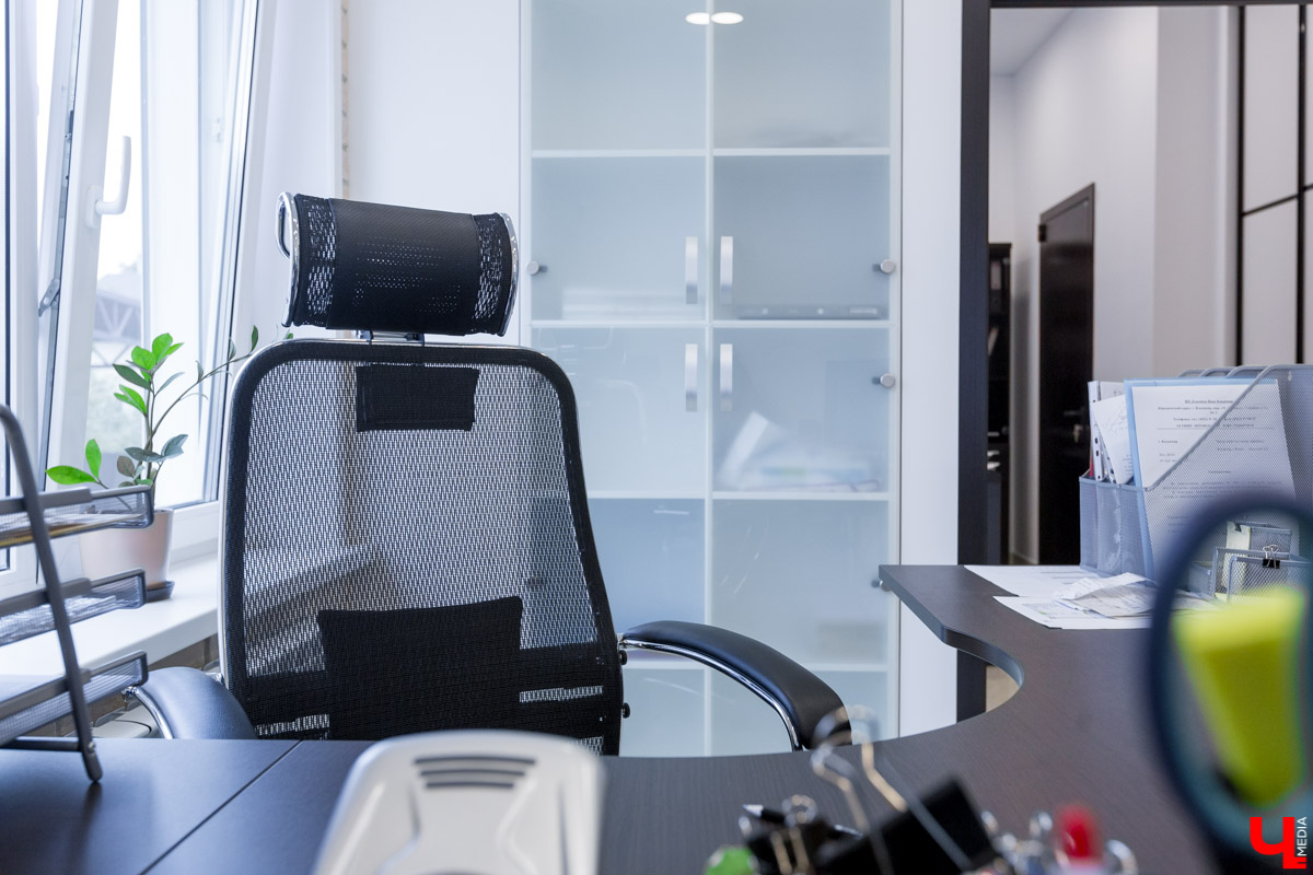 Архитектор-дизайнер Наталья Корешкова провела экскурсию по одному из самых роскошных офисов Владимира, в котором есть даже “золотой” туалет и джакузи