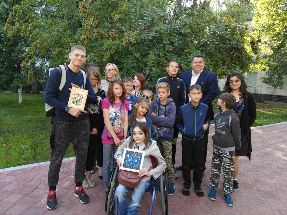 Кирилл Меньшиков оказывает поддержку онкобольным