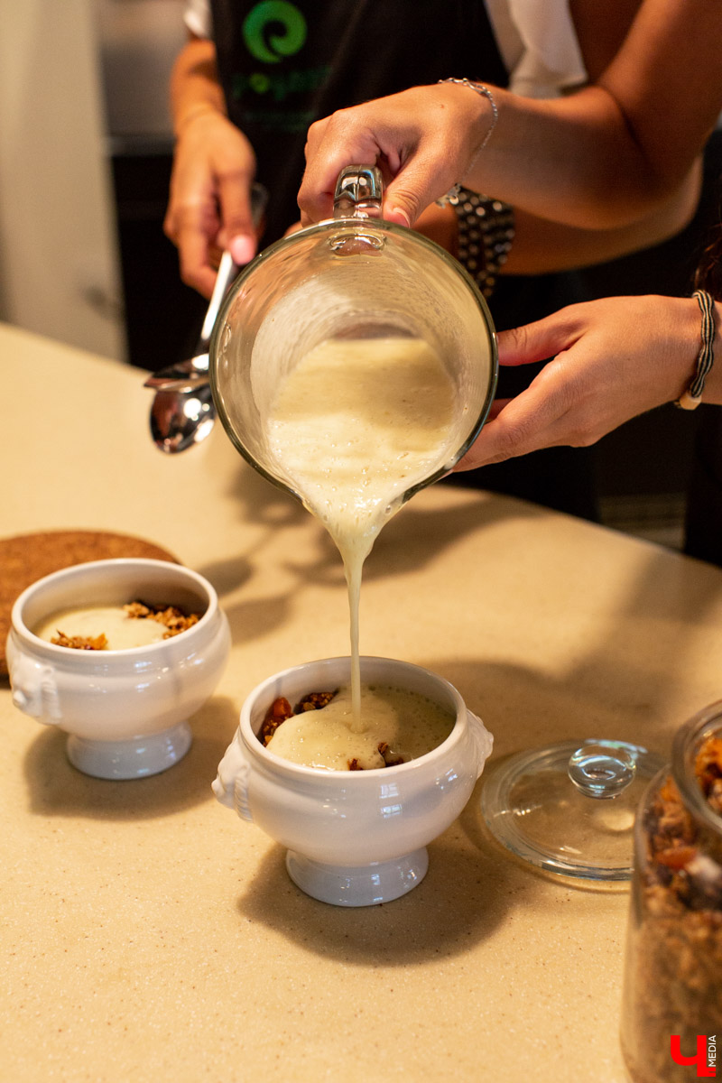 Наталья Лапшина и Анна Шигаева из группы VK “Современные мамы” готовят гранолу с шефом кулинарной студии Roulet Дмитрием Орловским