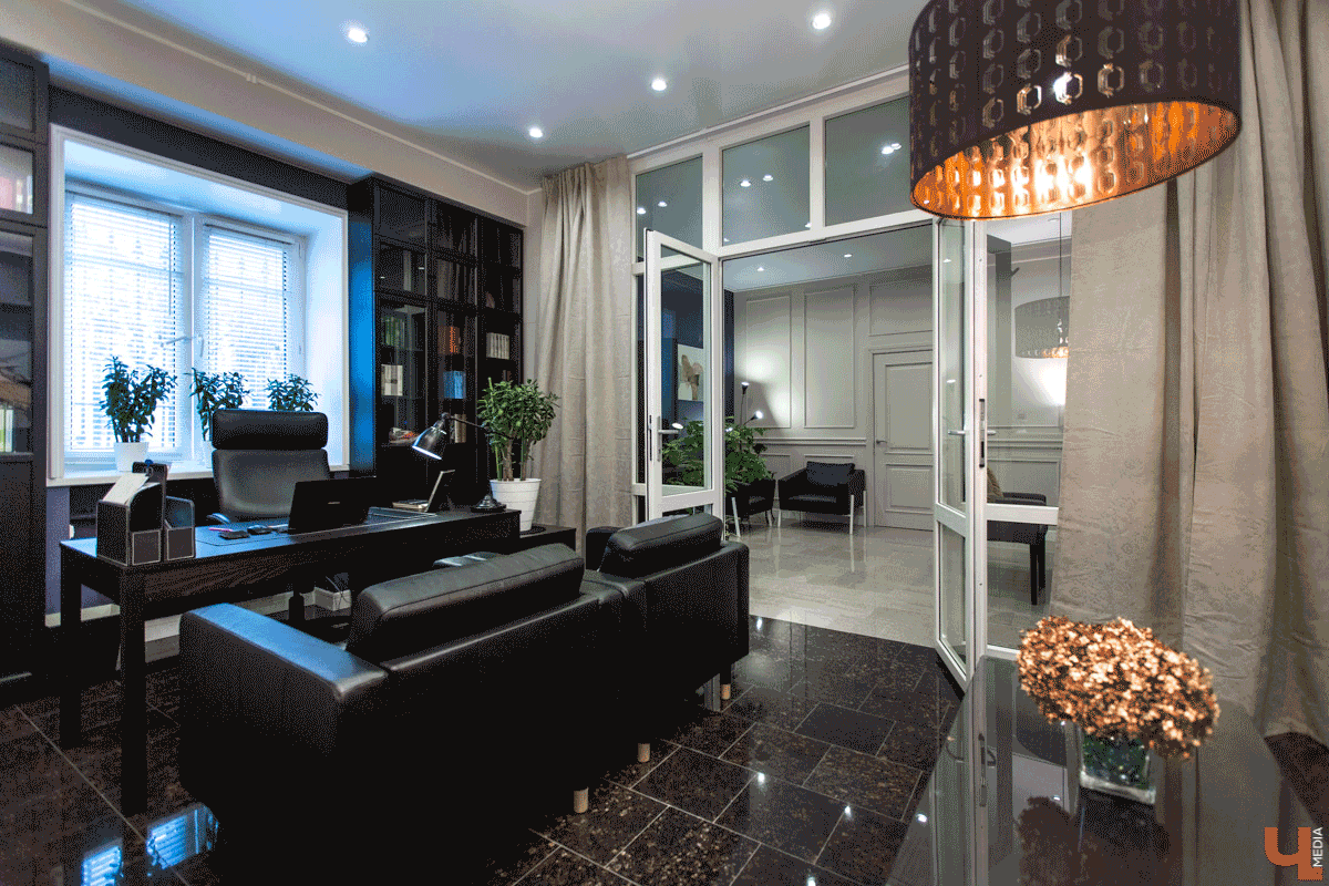 Продолжаем рубрику “Интерьер недели”. На днях мы заглянули в гости к Алексею Веденееву, адвокату, чей офис не похож на типичную юридическую контору