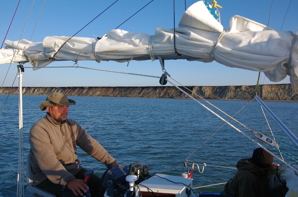 Капитан тримарана “Пола” Дмитрий Козлов, совершивший путешествие из Баренцева в Белое море, рассказал о том, страшно ли двое суток идти в шторм, стоит ли бояться медведей и какая рыба клюет в северном океане