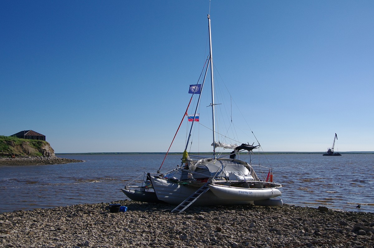 Капитан тримарана “Пола” Дмитрий Козлов, совершивший путешествие из Баренцева в Белое море, рассказал о том, страшно ли двое суток идти в шторм, стоит ли бояться медведей и какая рыба клюет в северном океане