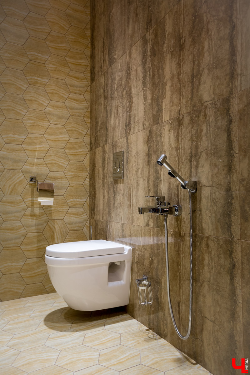 Архитектор-дизайнер Наталья Корешкова провела экскурсию по одному из самых роскошных офисов Владимира, в котором есть даже “золотой” туалет и джакузи