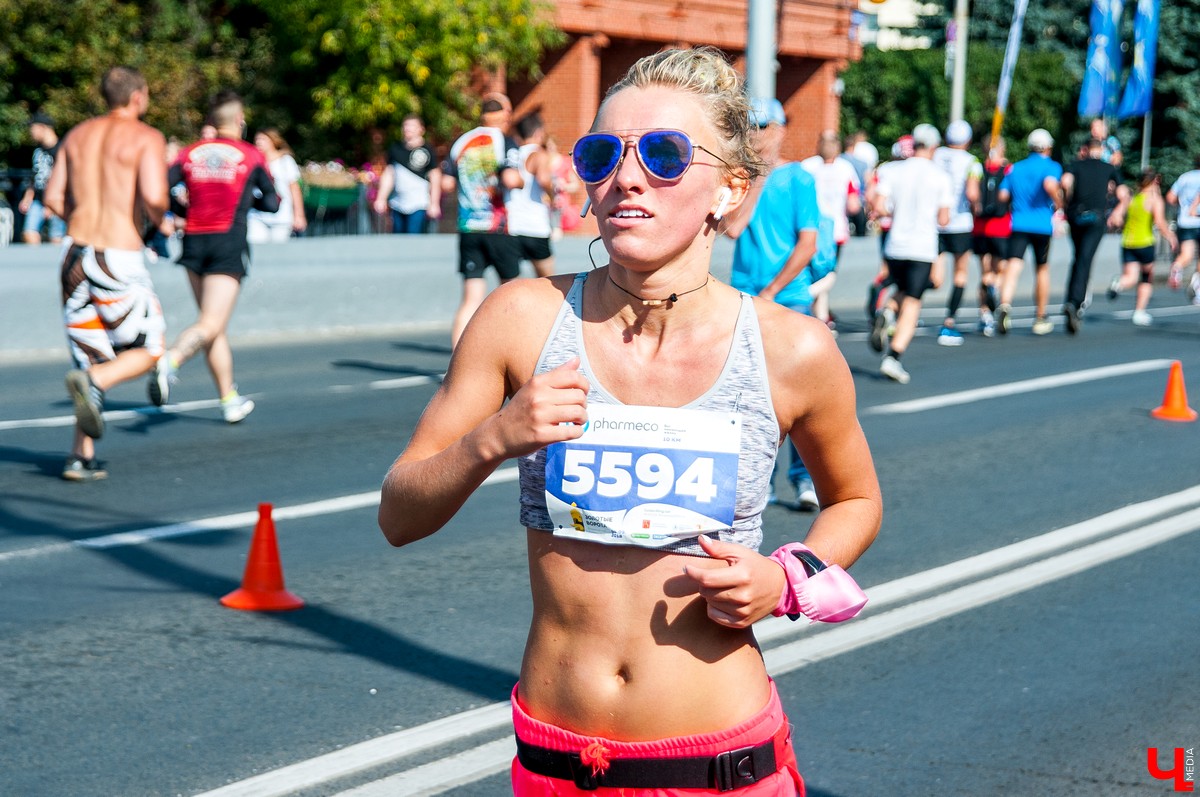 8 сентября во Владимире прошел 2-й полумарафон “Золотые ворота”. В нем приняли участие больше 5500 спортсменов из России, Германии, Мексики, Польши и Южной Африки. Победителей награждала фигуристка Ирина Слуцкая