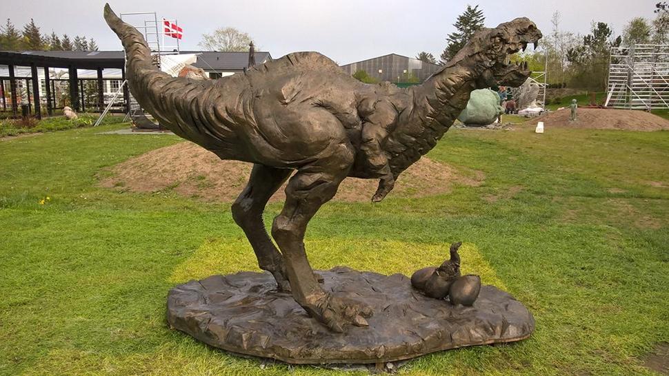 Владимирский скульптор изваял бетонного динозавра в Дании