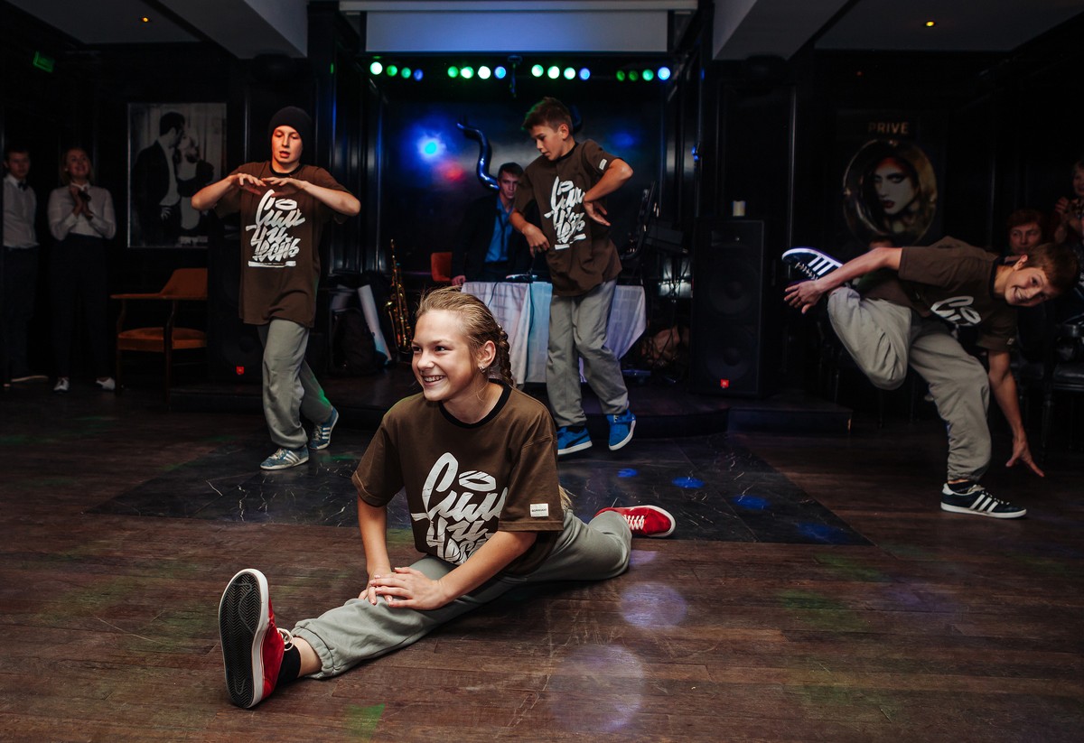 Владимирцы Наталья и Максим Рыжовы поделились с журналистом “Ключ-Медиа” своей историей любви. Максим сделал предложение любимой на 65-м этаже Москва-Сити, а со свадьбы молодожены сразу улетели на другой континент