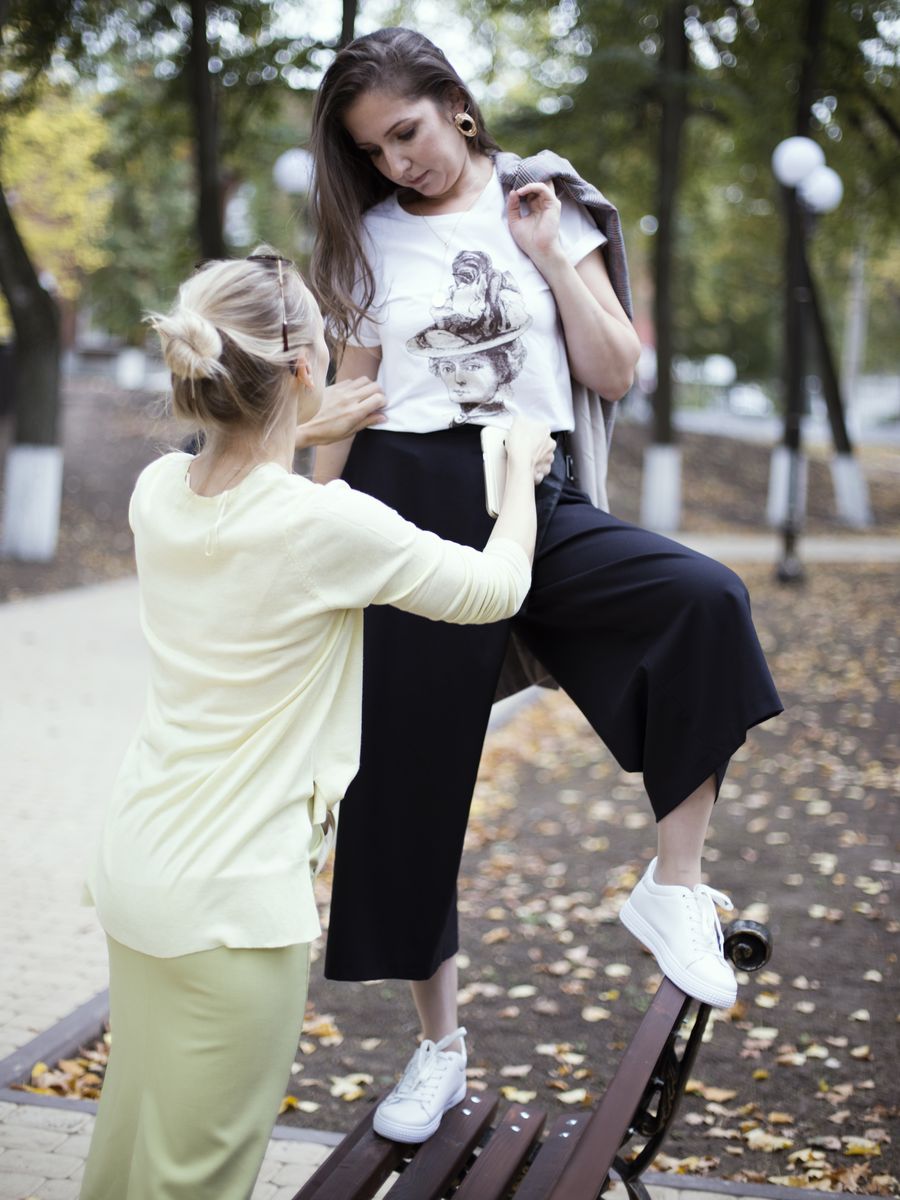 Визажист Елизавета Фандо и стилист-имиджмейкер Юлия Соловьева кардинально меняют имидж жительнице Владимира. Феи красоты выбрали для нее два стильных образа: городской красавицы и экстравагантной леди