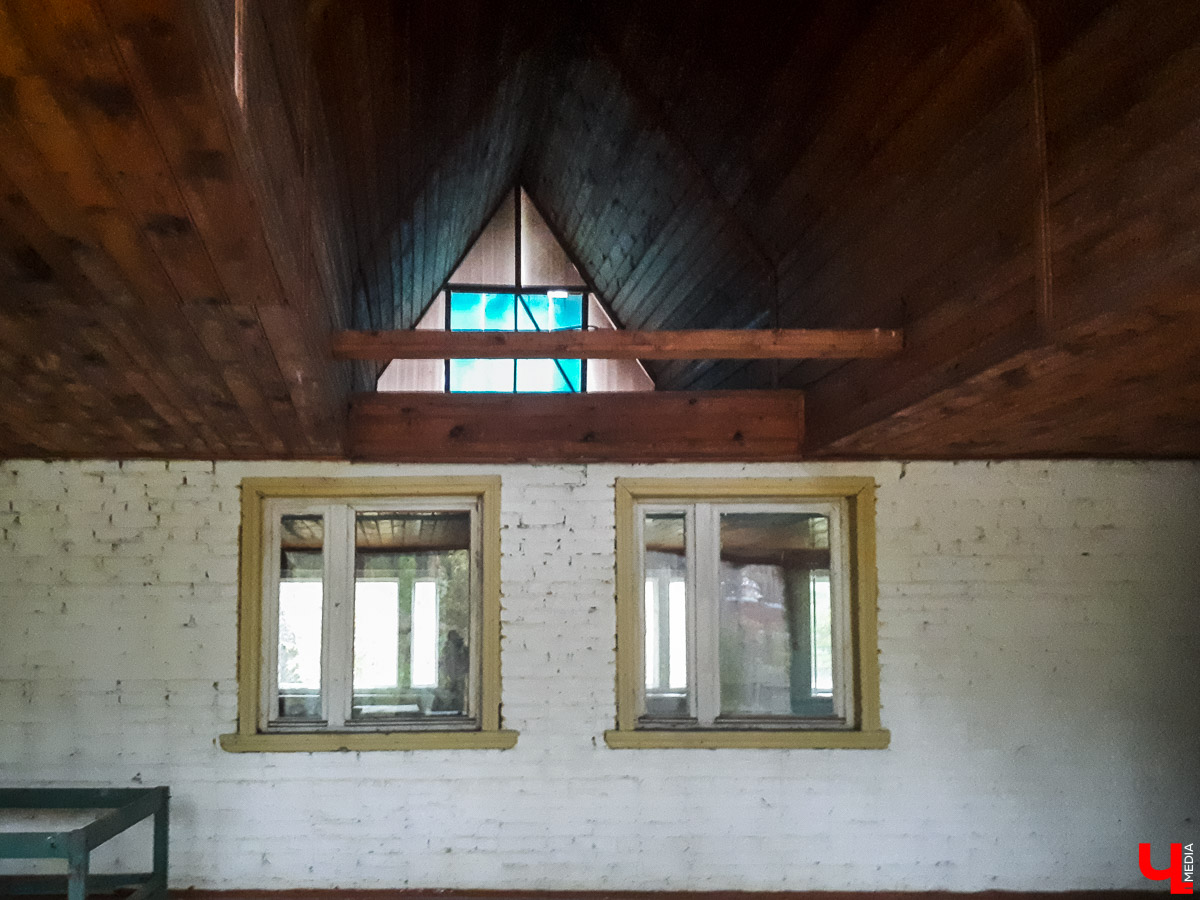 В лесу в Суздальском районе мы случайно набрели на пионерский лагерь “Юность”, который несколько лет простоял заброшенным. Мародеры до него не добрались, а потому постройки остались целыми