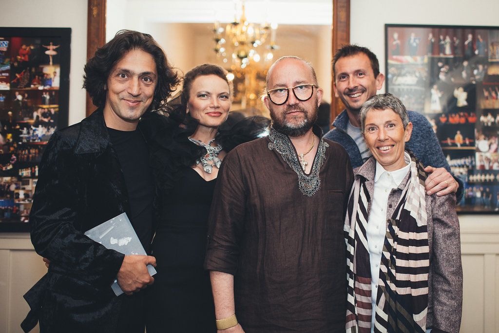 Владимирский дизайнер одежды премиум-класса Андрей Перескоков на днях возил свои наряды на показ в Сан-Франциско. Там состоялось открытие интеллектуального казино, по типу российского “Что? Где? Когда?”