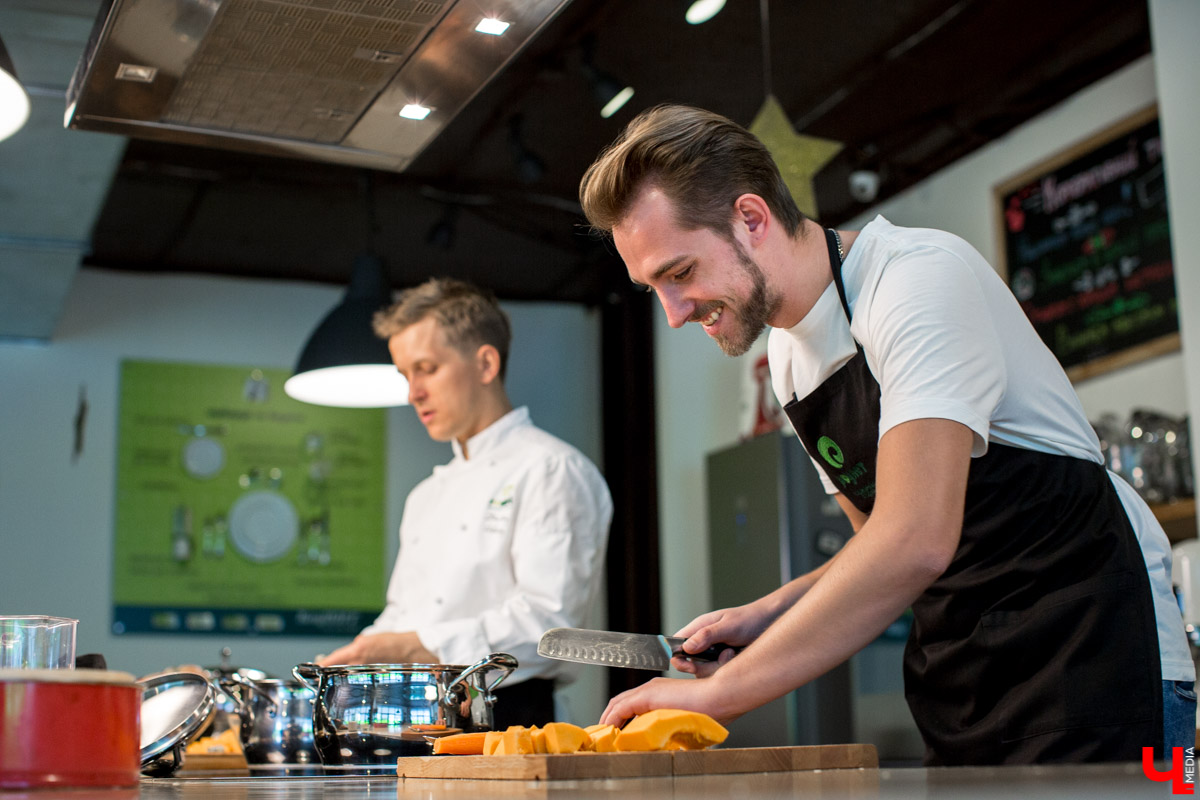 Шеф Дмитрий Орловский показал певцу Дмитрию Захария, как приготовить из тыквы крем-суп и чизкейк с меренгой
