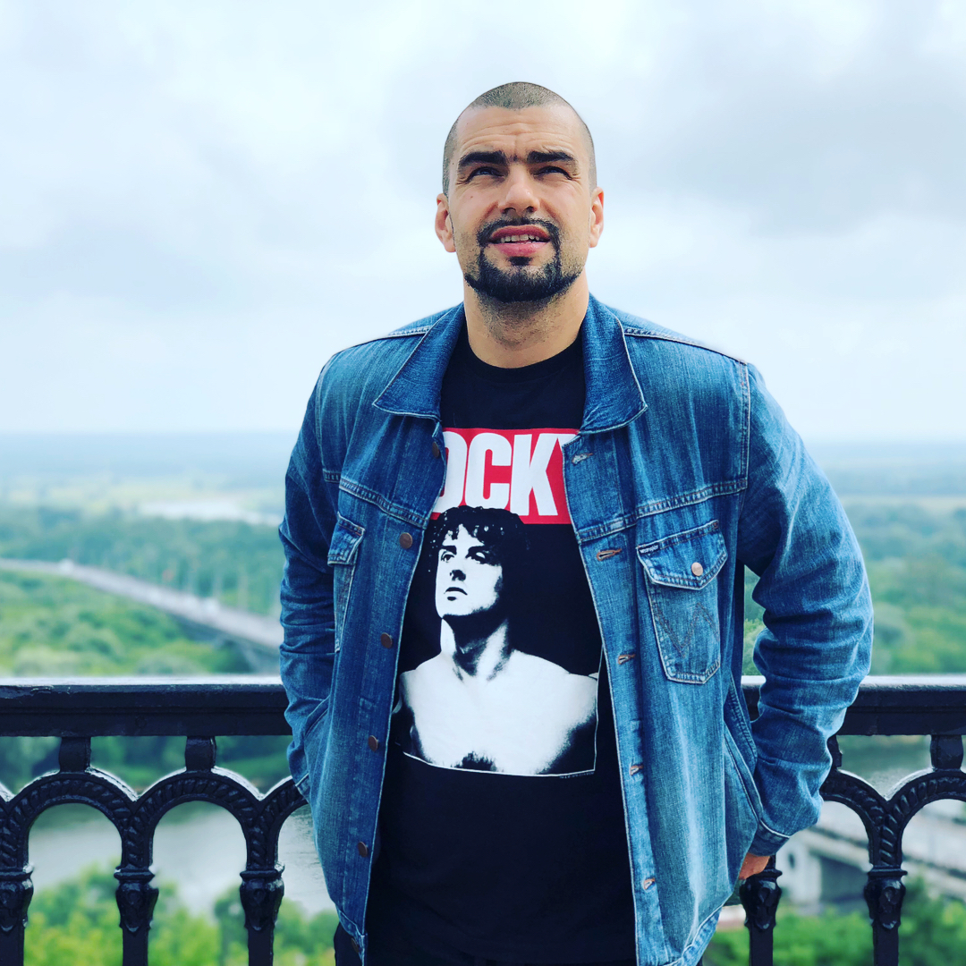 Известный телеведущий и спортивный комментатор Дмитрий Матеранский дал корреспонденту “Ключ-Медиа” интервью о работе в клубе NBA, семье и родном городе Владимир