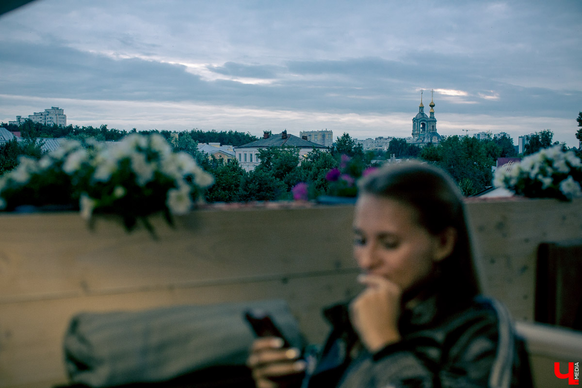 Блогеры посетили кафе Carlson Veranda и дали свою оценку кухне, персоналу и обстановке, а также насладились шикарным видом на закатное небо Владимира