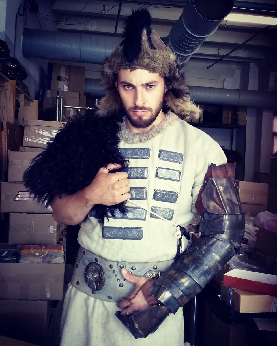 Александр Ломов, закончил ВлГУ и уехал в Москву учиться на медика. Параллельно он строит карьеру модели и актера, а еще снимается в рекламе