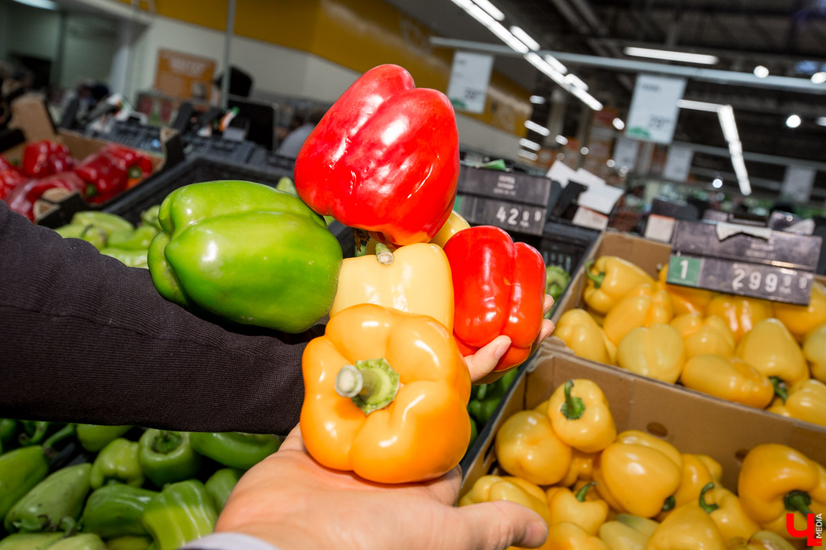 Шеф студии “Roulet” Дмитрий Орловский учит ведущую, путешественницу и гурмана Карину Васильеву готовить настоящую испанскую паэлью с русским колоритом