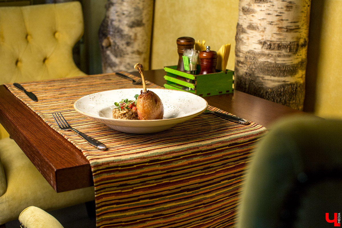 Журналист “Ключ-Медиа” отправилась на экскурсию в суздальский ресторан “Огурец” и узнала, как создавался дизайн интерьера этого заведения, какие самые необычные блюда входят в меню и где закупаются ингредиенты для них