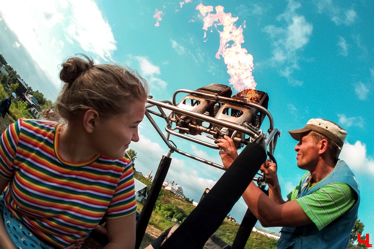 18 июля в Суздале прошло открытие фестиваля воздухоплавания “Золотое кольцо”. Из-за непогоды шары не смогли подняться в небо, но организаторы устроили фаер-шоу на земле