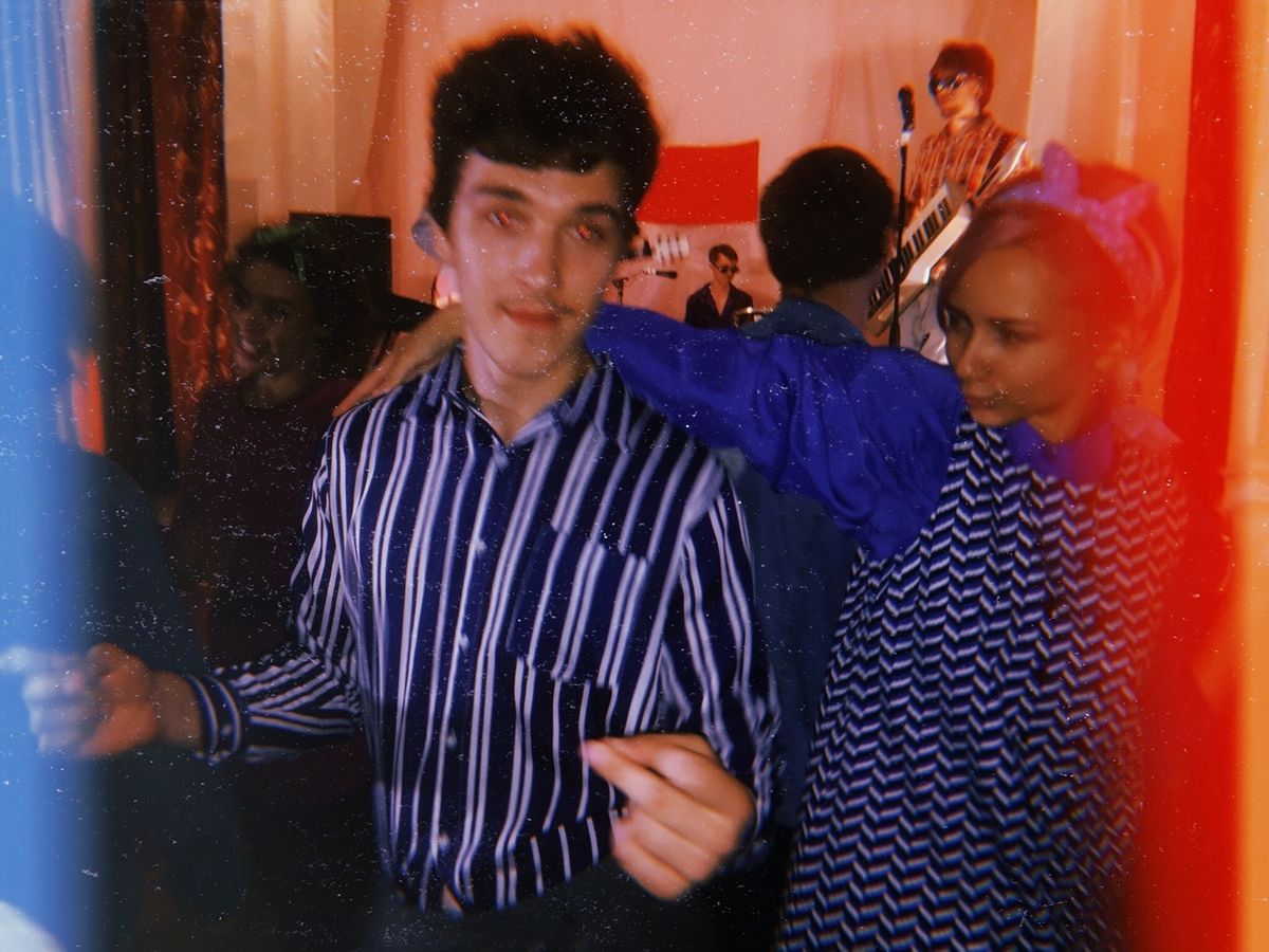 Группа “Море” сняла новый клип в “советском стиле”. 9-минутный ролик рассказывает историю о непредсказуемой женской природе. В съемках приняли участие порядка 40 человек