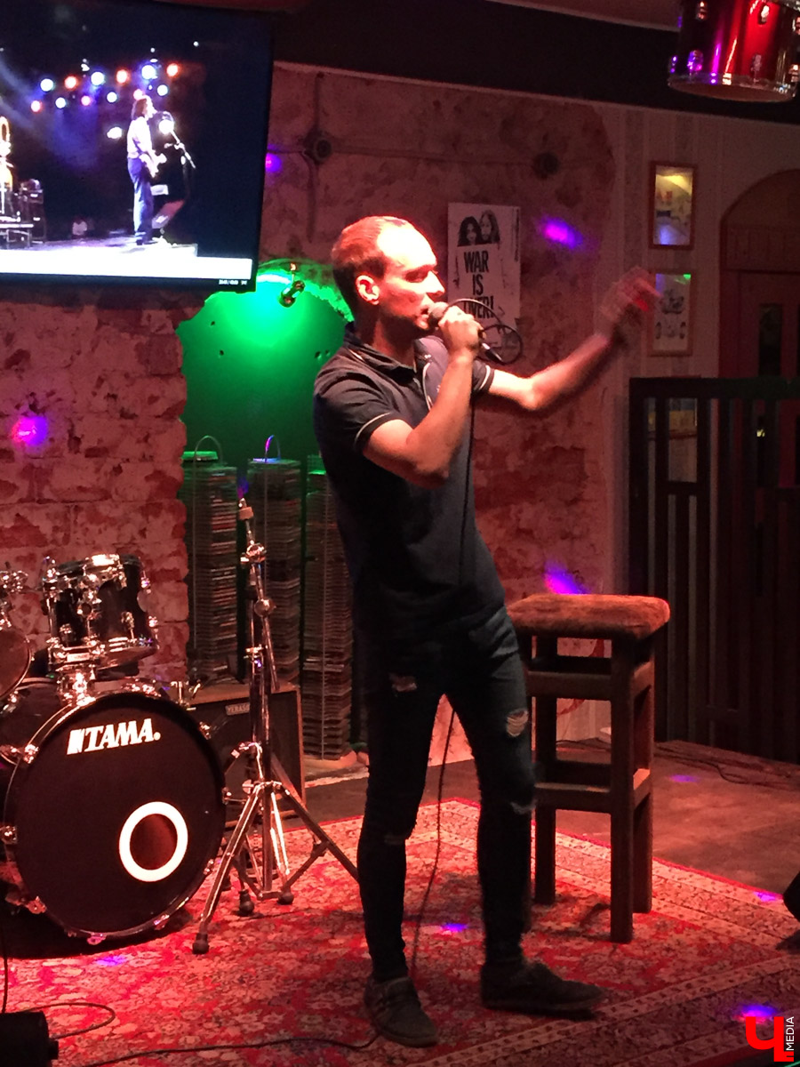 Журналист “Ключ-Медиа” посетил стендап-вечеринку во Владимире и узнал, на какие темы шутят местные комики и над чем смеются их зрители