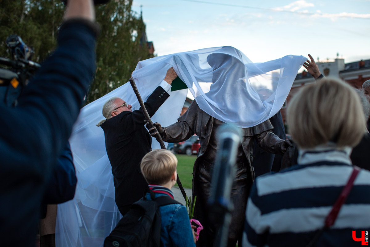 18 сентября во Владимире, около драмтеатра, открыли новый памятник. Он посвящен провинциальным актерам Счастливцеву и Несчастливцеву