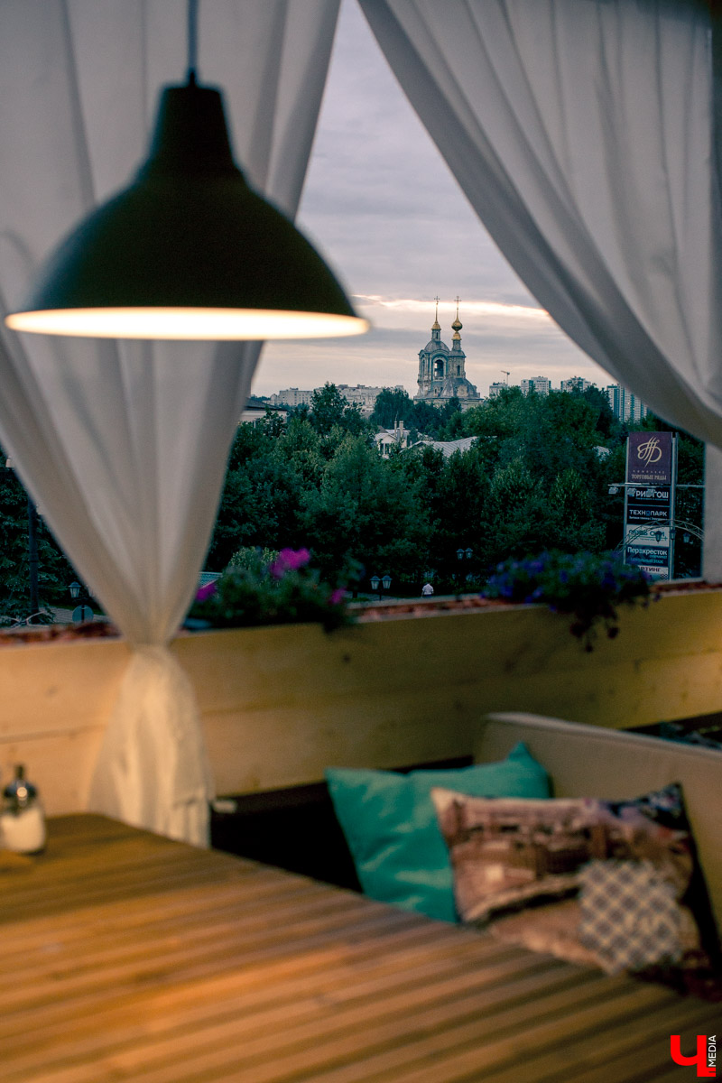 Блогеры посетили кафе Carlson Veranda и дали свою оценку кухне, персоналу и обстановке, а также насладились шикарным видом на закатное небо Владимира