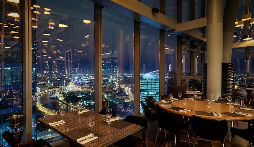 Владимирцы Наталья и Максим Рыжовы поделились с журналистом “Ключ-Медиа” своей историей любви. Максим сделал предложение любимой на 65-м этаже Москва-Сити, а со свадьбы молодожены сразу улетели на другой континент