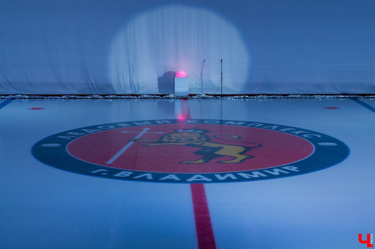 25 августа в городе открылся новый ледовый комплекс “Владимир”. На его открытие приехали известный советский хоккеист Александр Якушев и не менее известный художник Никас Сафронов