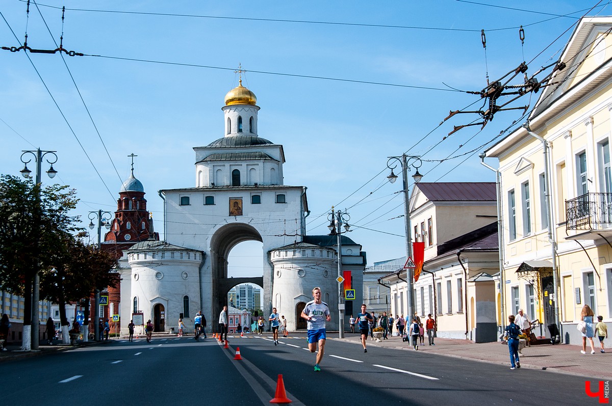8 сентября во Владимире прошел 2-й полумарафон “Золотые ворота”. В нем приняли участие больше 5500 спортсменов из России, Германии, Мексики, Польши и Южной Африки. Победителей награждала фигуристка Ирина Слуцкая