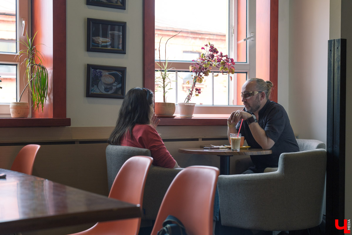 Владимирский дизайнер одежды премиум-класса Андрей Перескоков на днях возил свои наряды на показ в Сан-Франциско. Там состоялось открытие интеллектуального казино, по типу российского “Что? Где? Когда?”