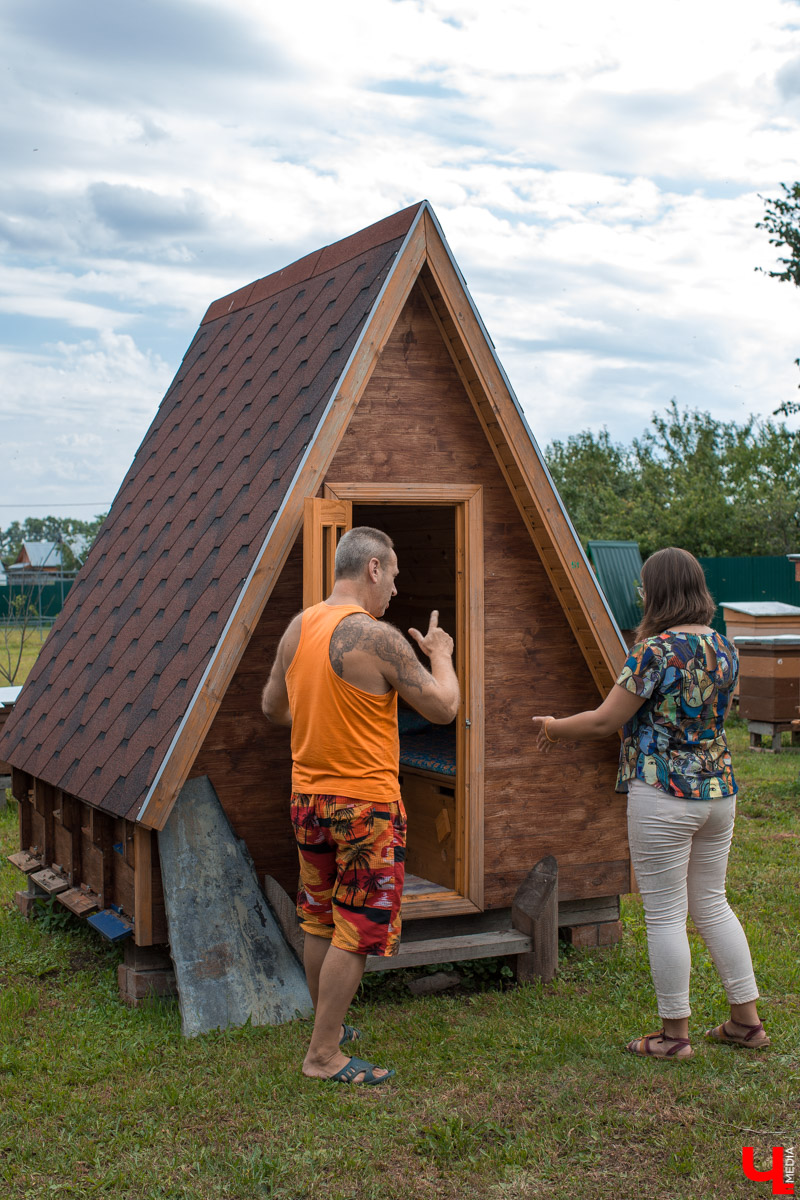 Журналист “Ключ-Медиа” на себе проверил, что такое аэроапитерапия и узнал, зачем люди ложатся спать на ульи с пчелами. Какую пользу приносит такой отдых рассказал пасечник из Владимирской области Николай Фадеев