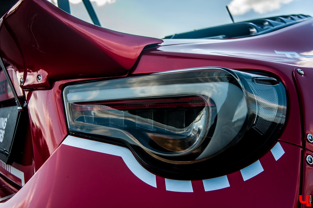 Известный тюнингёр Илья Курицын переделал свою Toyota GT86. Основой нового дизайна стали колеса от Lamborghini Speedline и карбоновый спойлер