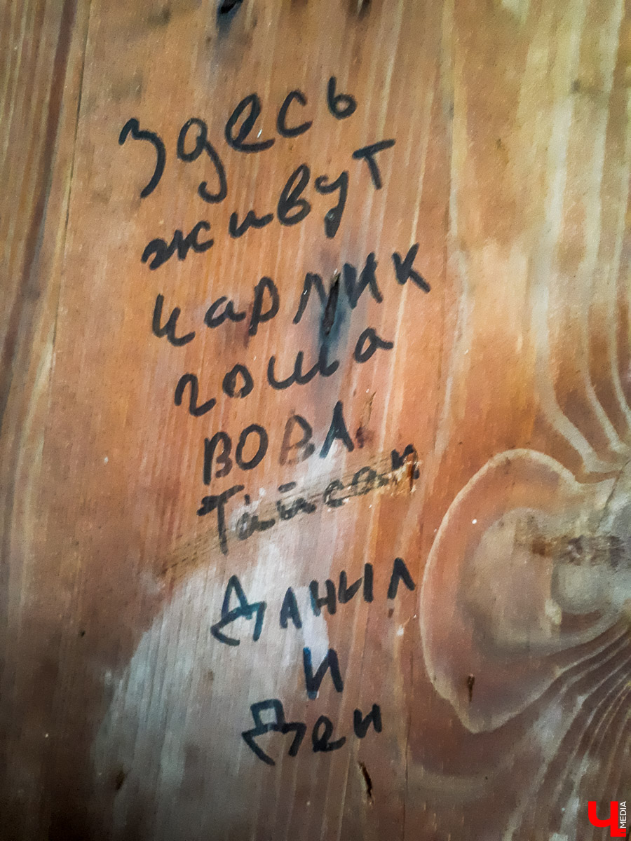В лесу в Суздальском районе мы случайно набрели на пионерский лагерь “Юность”, который несколько лет простоял заброшенным. Мародеры до него не добрались, а потому постройки остались целыми