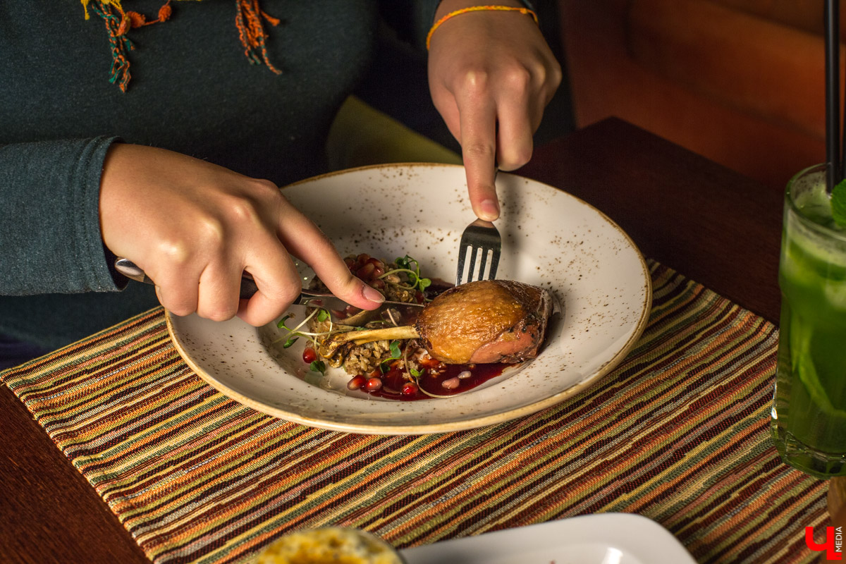 Журналист “Ключ-Медиа” отправилась на экскурсию в суздальский ресторан “Огурец” и узнала, как создавался дизайн интерьера этого заведения, какие самые необычные блюда входят в меню и где закупаются ингредиенты для них