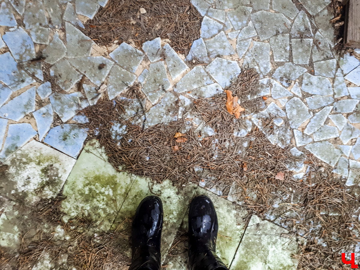 В лесу в Суздальском районе мы случайно набрели на пионерский лагерь “Юность”, который несколько лет простоял заброшенным. Мародеры до него не добрались, а потому постройки остались целыми