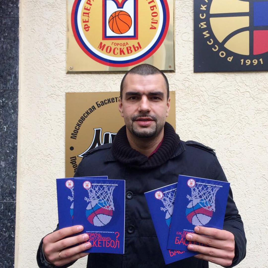 Известный телеведущий и спортивный комментатор Дмитрий Матеранский дал корреспонденту “Ключ-Медиа” интервью о работе в клубе NBA, семье и родном городе Владимир