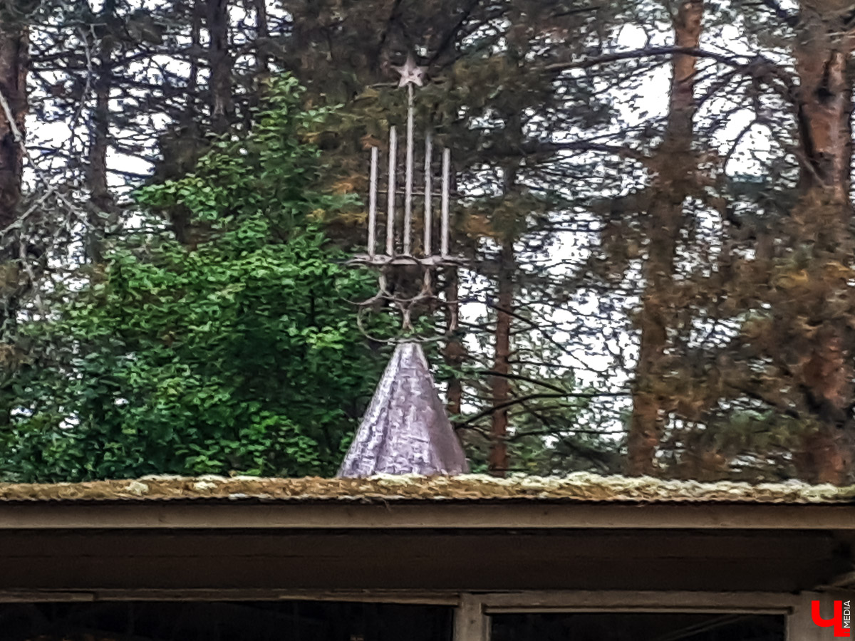 В лесу в Суздальском районе мы случайно набрели на пионерский лагерь “Юность”, который несколько лет простоял заброшенным. Мародеры до него не добрались, а потому постройки остались целыми