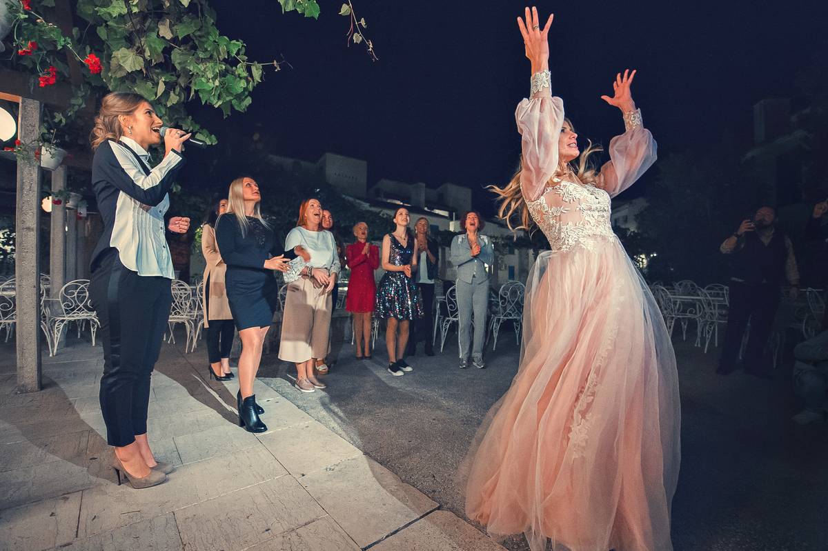 Ведущая Алена Маркелова проводит свадьбы за границей. О секретах своего успеха в свадебном бизнесе она рассказала журналисту “Ключ-Медиа”